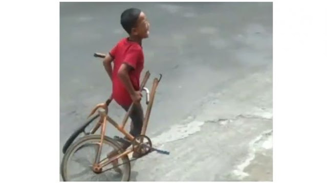 Viral Bocah Nangis Bawa Sepeda Terbelah Dua, Respons Warganet Bikin Ngakak