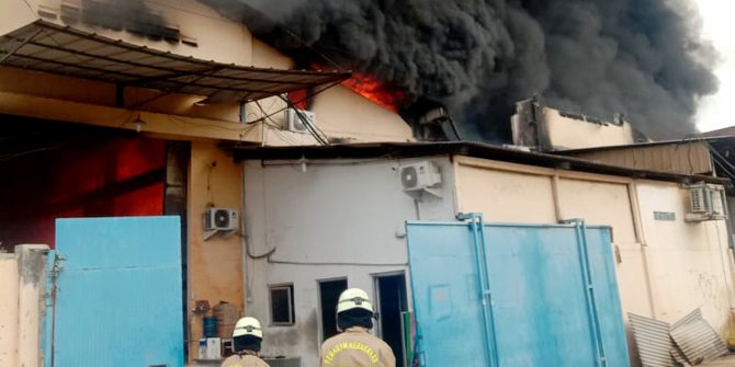 Gudang Alat - Alat Rumah Tangga di Kabupaten Tangerang Terbakar