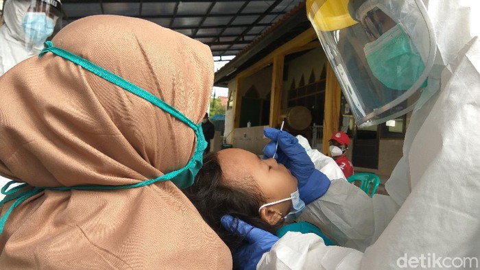 Warga Kontak Erat Klaster Ziarah di Bandung Barat Jalani Rapid Antigen