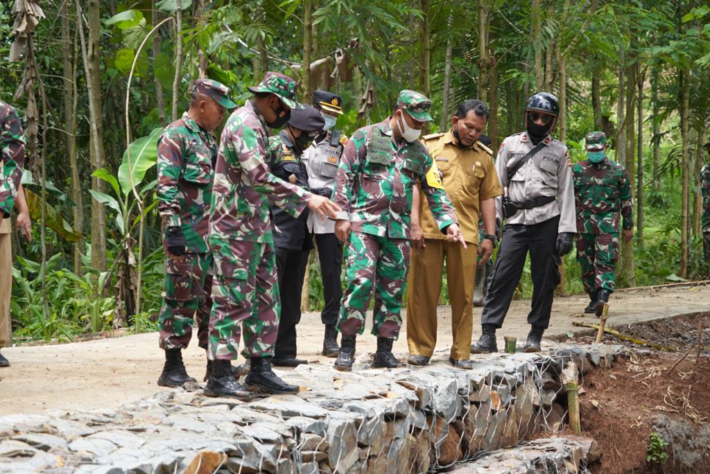 Kasrem 062/Tn Dampingi Kunker Tim Masev Sterad Mabes TNI AD ke Lokasi TMMD ke-110