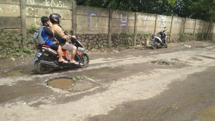 Satu Tahun Jalan Cimareme KBB Rusak, Warga Minta Pemkab Ambil Tindakan Perbaikan