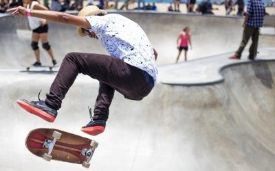 Sejumlah Petugas Satpol PP Kembali Bubarkan Aksi Remaja Main Skateboard di JPO
