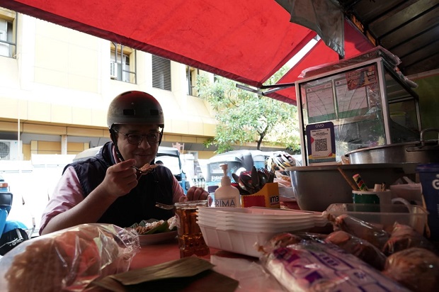 Gubernur DKI Jakarta Posting Makan Gudeg di Kaki Lima, ini yang Dikatakan Netizen