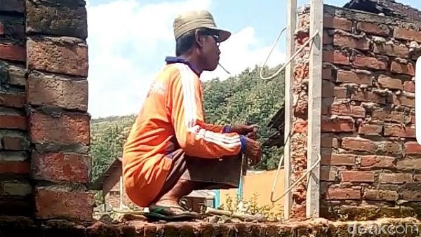 Akses Rumah Ditutup, Warga Ciledug Ini Terpaksa Panjat Tembok 2 Meter