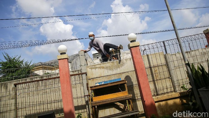 Warga Panjat Tembok Akibat Akses Jalan Rumah Ditutup, Polisi Utamakan Mediasi