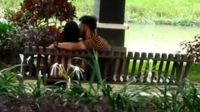 Siang Bolong, Sepasang Kekasih Berciuman di Taman Pinggir Kali, Viral di Media Sosial