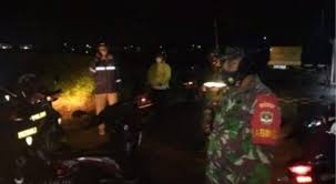 Petugas Gabungan Razia Tempat Nongkrong di  Jalan Raya Ciputat-Patrung Depok dan Bubarkan Kerumunan Warga