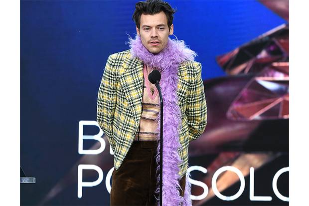 Harry Styles Membawa Pulang Trofi Best Pop Soslo Performance di Ajang Grammy Awards 2021, Kalahkan Sederet Penyanyi Ternama