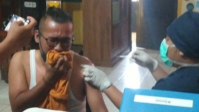 Ngaku Alergi Jarum Suntik, Wartawan di Sukabumi Ini Sampai Gigit Baju Saat Disuntik Vaksin Covid-19