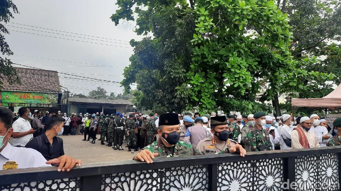 Pelayat Meluber, Polisi-TNI Batasi Jemaah ke Makam Habib Musthofa
