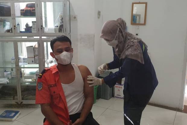 Antisipasi Penyebaran Covid-19, Ratusan Petugas Bandara Sultan Thaha Jambi Disuntik Vaksin