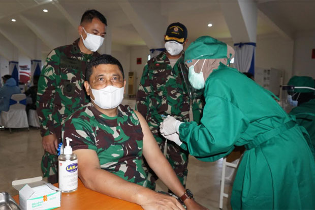 Personel Lantamal VI Makassar Menerima Suntikan Vaksin Covid-19 Dosis Pertama