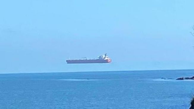 Bukan Photoshop, Ini Penjelasan di Balik Foto Kapal Melayang di Atas Lautan