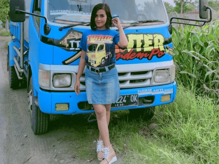 Kisah Desi Sinden yang Nyambi Jadi Sopir Dump Truck di Tegal