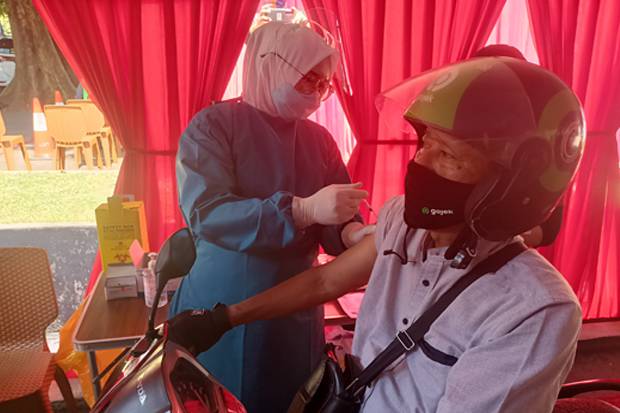 Ratusan Lansia di Kota Bogor Antusias Jalani Vaksinasi Massal Covid-19 via Drive Thru