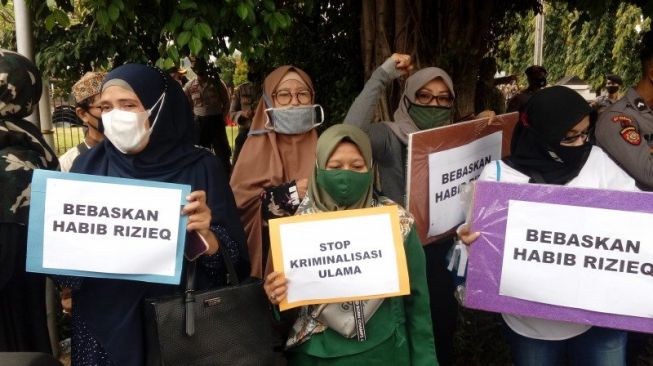 Pendukung HRS Ribut Jelang Sidang, Polisi Putar Lantunan Asmaul Husna