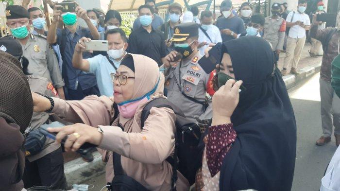 Ngaku Ayahnya Polisi, Pendukung HRS Nangis Saling Dorong dengan Polwan: Gue Bukan Binatang