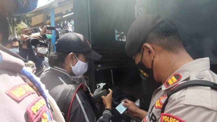 Warga Matraman Terobos Barikade Polisi di PN Jakarta Timur, Digeledah Polisi: Bawa Barang Ini di Tas
