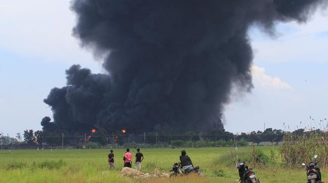 Lima Hari Pasca Kebakaran dan Ledakan, Kobaran Api dan Asap Tebal Kembali Muncul di Kilang Balongan Indramayu