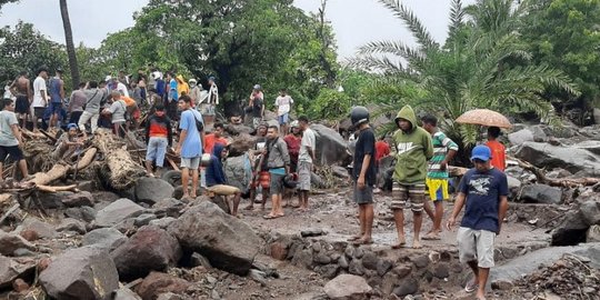 Mensos Mengajak Seluruh Elemen Bangsa Bantu Ringankan Beban Korban Bencana NTB & NTT
