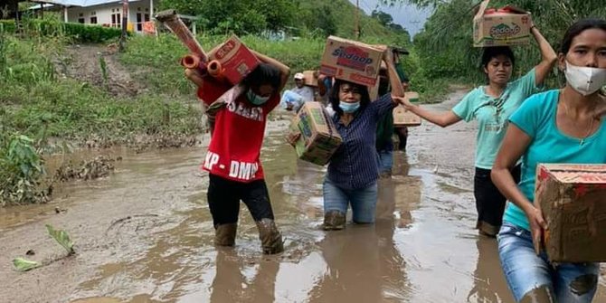 Curah Hujan yang Tinggi, Bupati Sumba Timur Tetapkan Darurat Bencana Alam, Sang Istri Angkut Bantuan