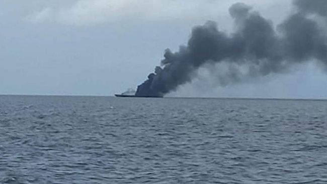TNI AL Evakuasi 13 ABK yang Berhamburan dari Kapal Terbakar