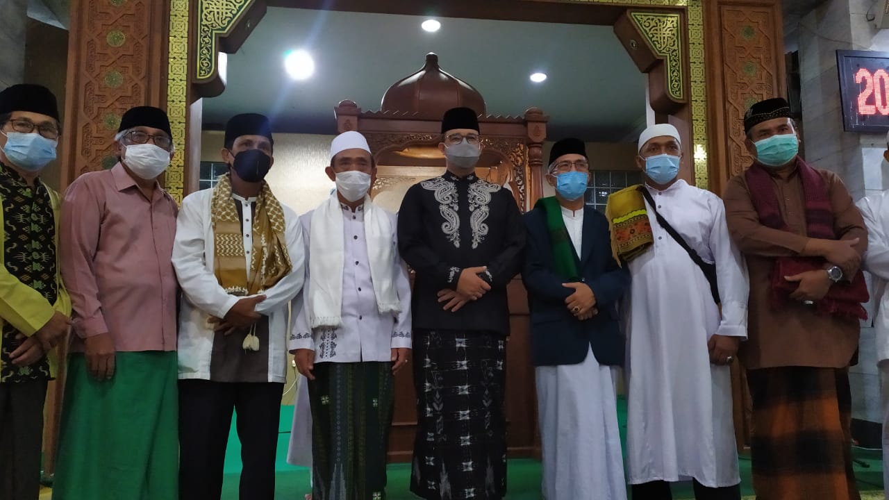 Anies Shalat Tarawih di Masjid Agung Syiarul Islam