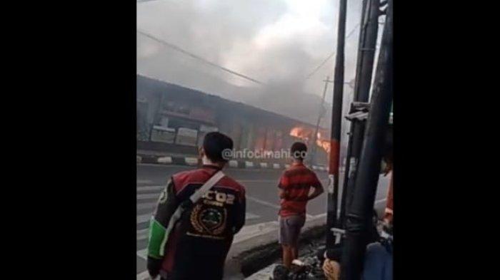 BREAKING NEWS Rumah Makan Padang Terbakar Hebat di Cimahi Siang Tadi