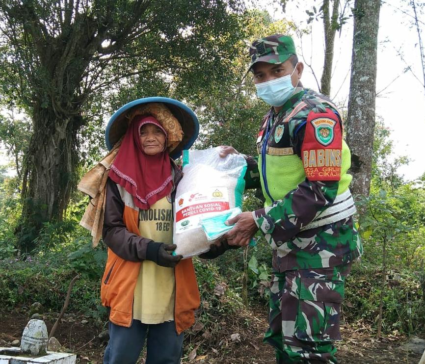 Jajaran Kodim 0611/Garut Serentak Bagikan Beras dan Masker dari Yayasan Budha Tzu Chi Indonesia
