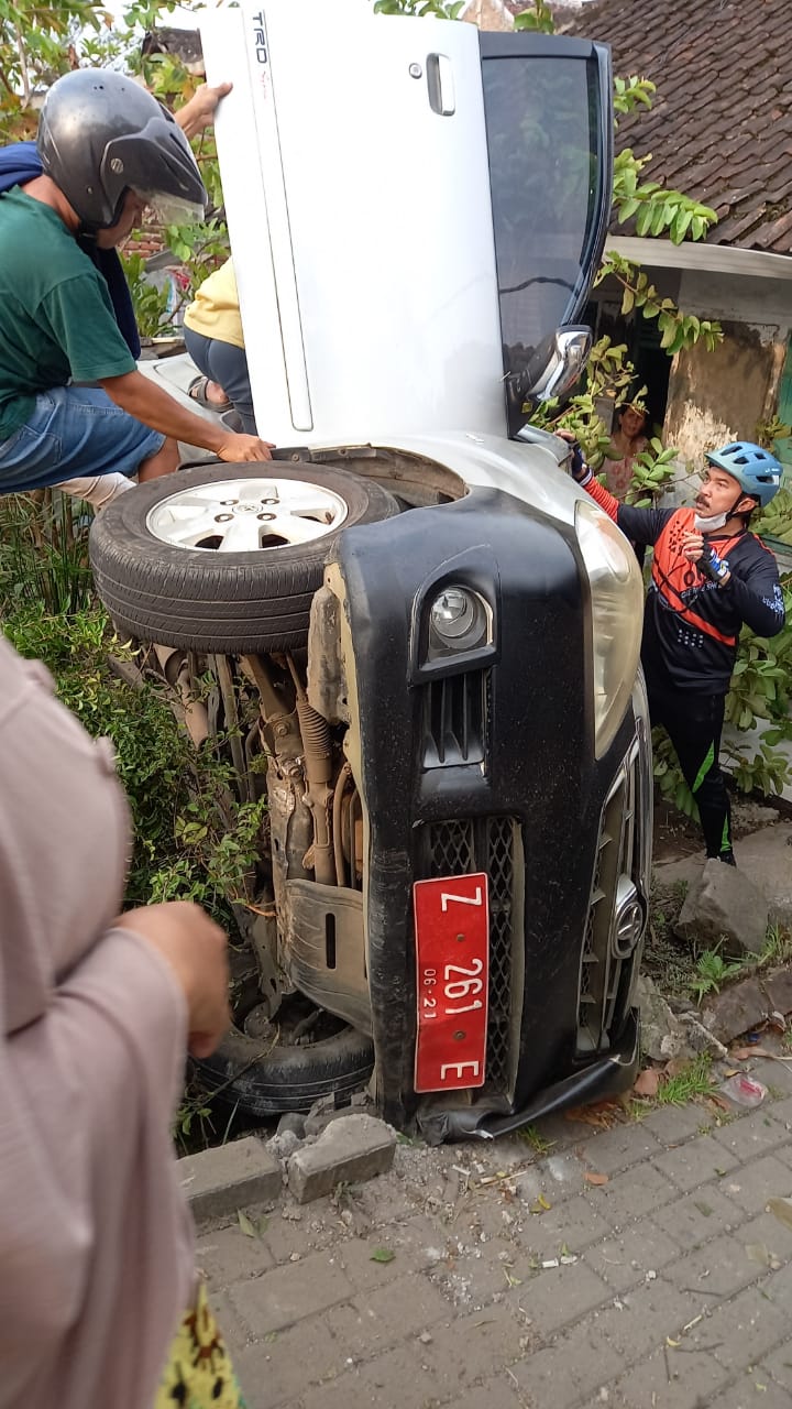 Mobil Dinas Camat Pangatikan Kabupaten Garut Alami Lakalantas