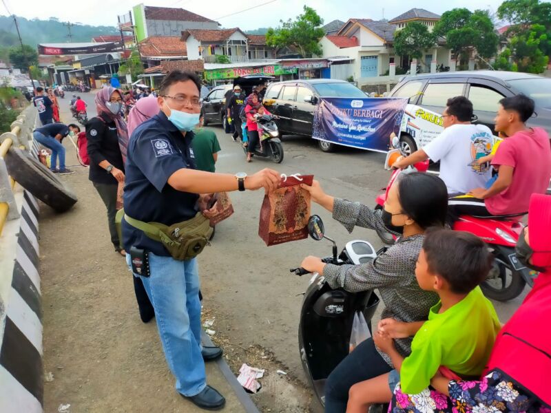 Safari Ramadhan Uniku Berbagi Takjil di Brebes Jawa Tengah