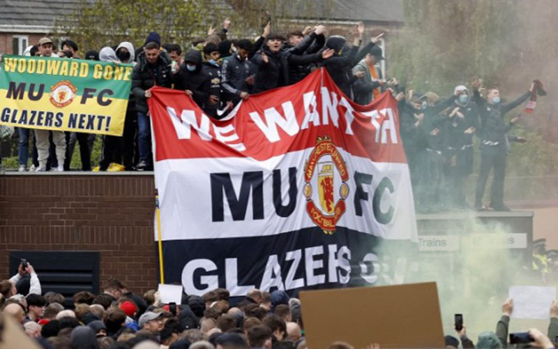 Laga Manchester United VS Liverpoo Ditunda, Fans MU Marah Menerobos Masuk Old Trafford Memprotes Glazers