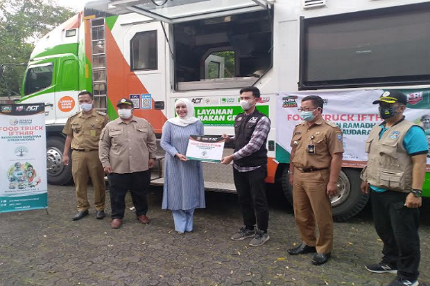 Menggandeng ACT, Yayasan Skin Solution bagikan Hidangan Iftar Lewat Food Truck Jumbo