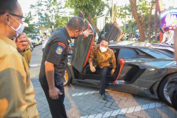Naik Mobil Lamborghini, Jantung Wali Kota Surabaya Terus Berdebar Kencang 