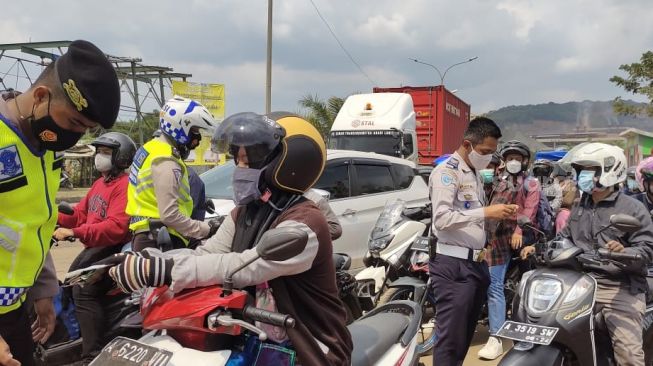 Wisata Anyer Ditutup, Ribuan Kendaraan Diputar Balik di Simpang 3 Jalan Lingkar Selatan
