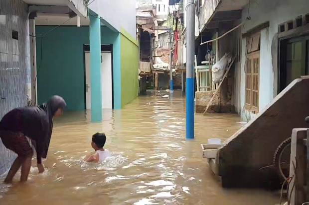 Diterjang Banjir Kiriman, Permukiman Warga Kampung Melayu Terendam hingga 2 Meter