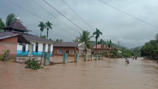 Banjir Bandang di Sumbar, Ratusan Rumah Terendam-Jembatan Putus