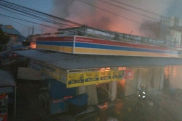 Diduga Korsleting Listrik, Minimarket di Suding Ludes Terbakar