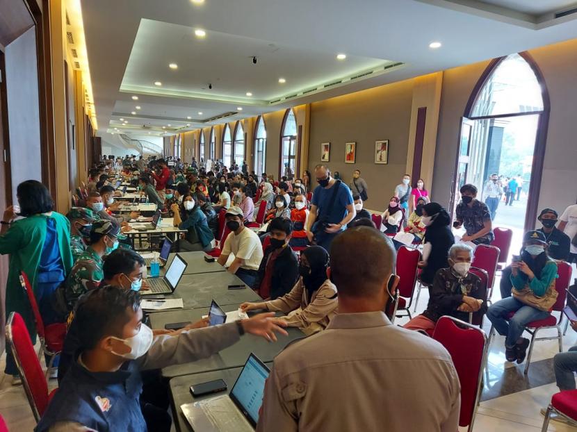 Ribuan Warga Antre Vaksinasi Covid-19 di Kota Bandung