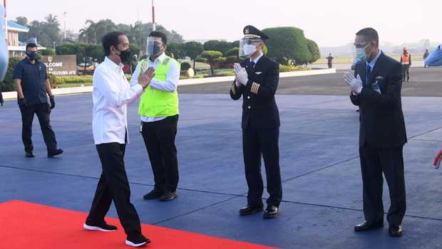 Presiden Jokowi Tinjau Vaksinasi Massal di Pelabuhan Tanjung Emas Semarang