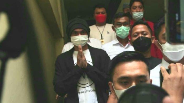 Anji Mengatupkan Dua Telapak Tangannya saat Muncul di Polres Metro Jakarta Barat, Tanda Minta Maaf?