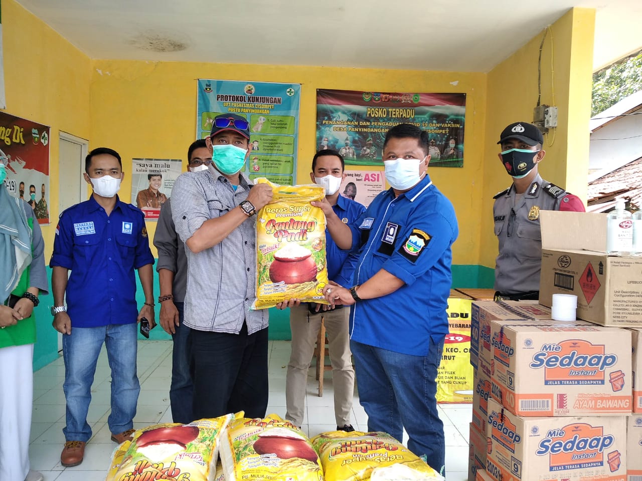DPD PAN Garut Berikan Bantuan Untuk Warga Yang Isoman di Desa Panyindangan