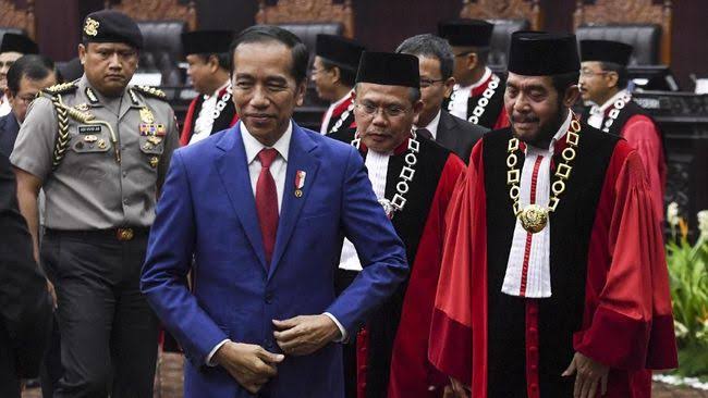 Jokowi Minta MK Tolak Semua Gugatan UU Cipta Kerja, Aktivis: Bentuk Intervensi Hukum