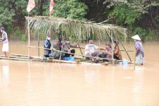 Desa Benda Terisolir Nyebrang Pakai Rakit Bambu