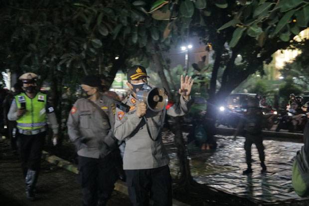 Sebanyak 120 Personel Gabungan Bubarkan Kerumunan Warga di Alun-alun Kota Bekasi