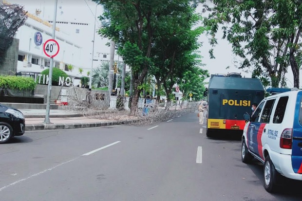 Digeruduk Warga Madura, Kawat Berduri serta Petugas Jaga Ketat Balai Kota Surabaya dan Kantor Gubernur