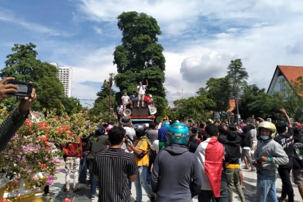 Mengepung Balai Kota Surabaya, 'Kami Capek Tiap Hari Tes Antigen' Ujar Warga Madura