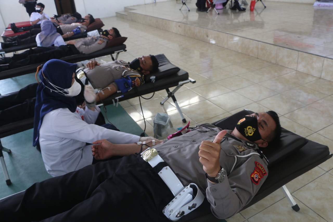 Polres Kuningan Donorkan Ratusan Labu Darah Jelang Hari Bhayangkara ke-75