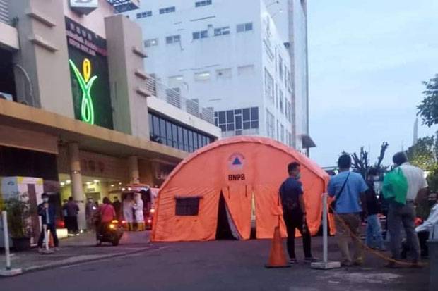 Pasien COVID-19 Menumpuk, RSUD Kota Bekasi Buat Tenda Darurat di Halaman Parkir
