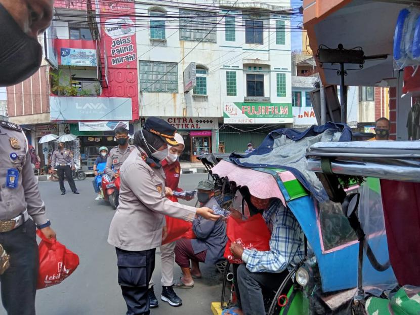 Polres Sukabumi Membagikan Ribuan Paket Sembako